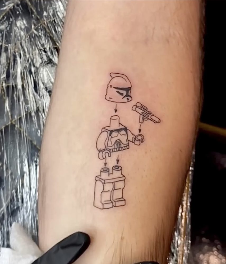 Fine-line line drawing of a toy minifigure shown as an assembly diagram